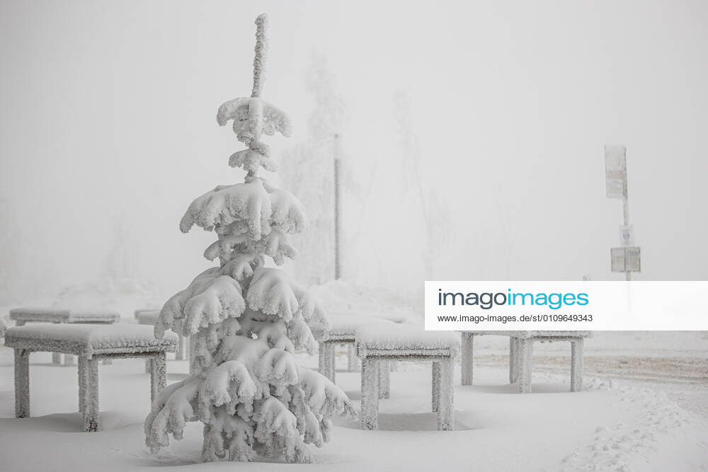 WINTERBERG , SAUERLAND , Winter , Schnee , Winterberg bereitet sich auf den nächsten Ansturm der Menschen am Wochenende vor.