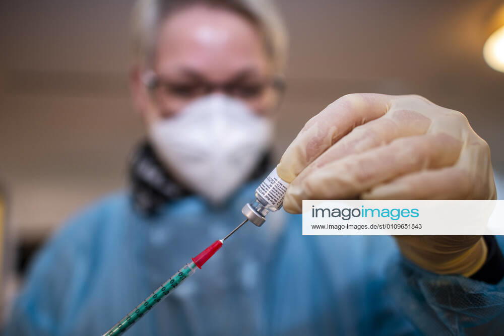 Corona-Schutzimpfung in einem Seniorenheim Eine Arzthelferin zieht eine Spritze mit dem Corona-Impfstoff von BioNTech Pfizer auf. In einem Seniorenheim werden die Bewohner gegen eine Infektion mit dem Coronavirus geimpft. Für den Aufbau des Impfschutzes sind mit dem mRNA-Impfstoff von BioNTech zwei Impfungen im Abstand von 21 Tagen notwendig. Rietberg Nordrhein-Westfalen Deutschland