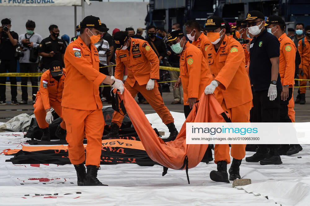 (210110) -- JAKARTA, Jan. 10, 2021 -- Members of the Indonesian Search and Rescue (SAR) team carry body parts of passengers on board the Sriwijaya Air flight SJ-182 at Tanjung Priok Port, Jakarta, Indonesia, Jan. 10, 2021. Rescuers on Sunday collected five bags of human body parts and three bags of debris of the Sriwijaya Air plane that crashed in the waters off the coast of Indonesian capital Jakarta, a senior official said. (Photo by Xinhua) INDONESIA-JAKARTA-PLANE CRASH-SEARCH AgungxKuncahyaxB.