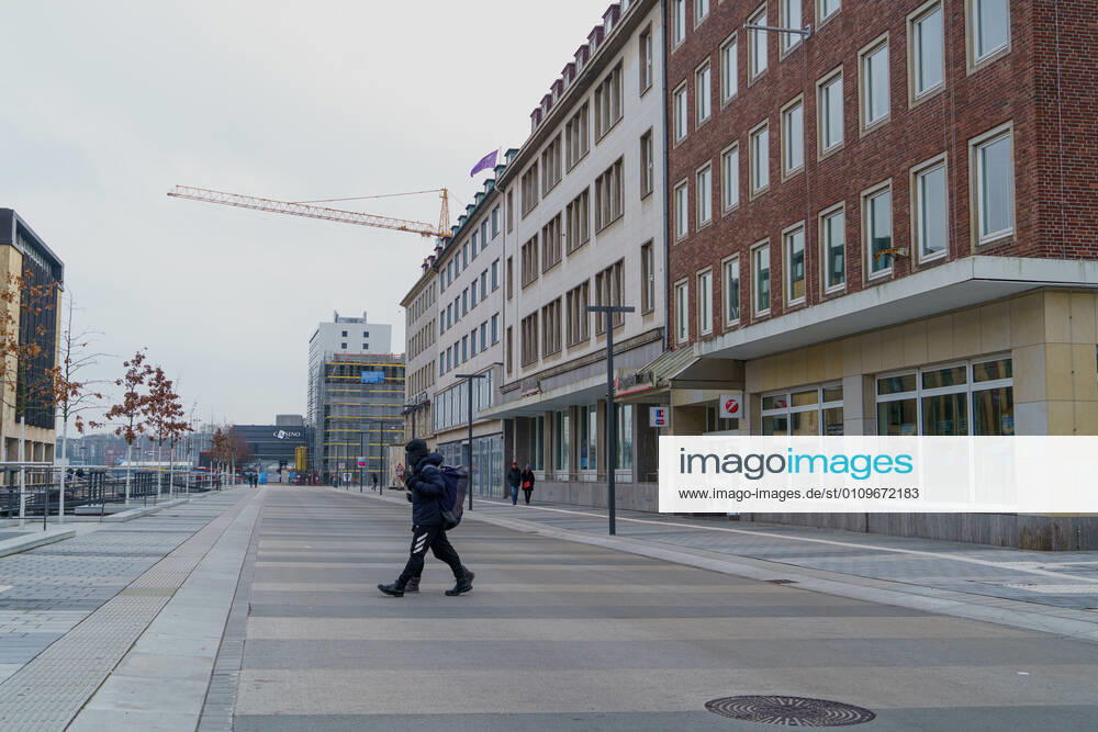 Kieler Innenstadt während des Corona-Lockdowns im Januar 2021 weitgehend leere Straßen -;Kieler Innenstadt während des Corona-Lockdowns im Januar 2021 weitgehend leere Straßen -, Kiel Schleswig-Holstein Deutschland Innenstadt