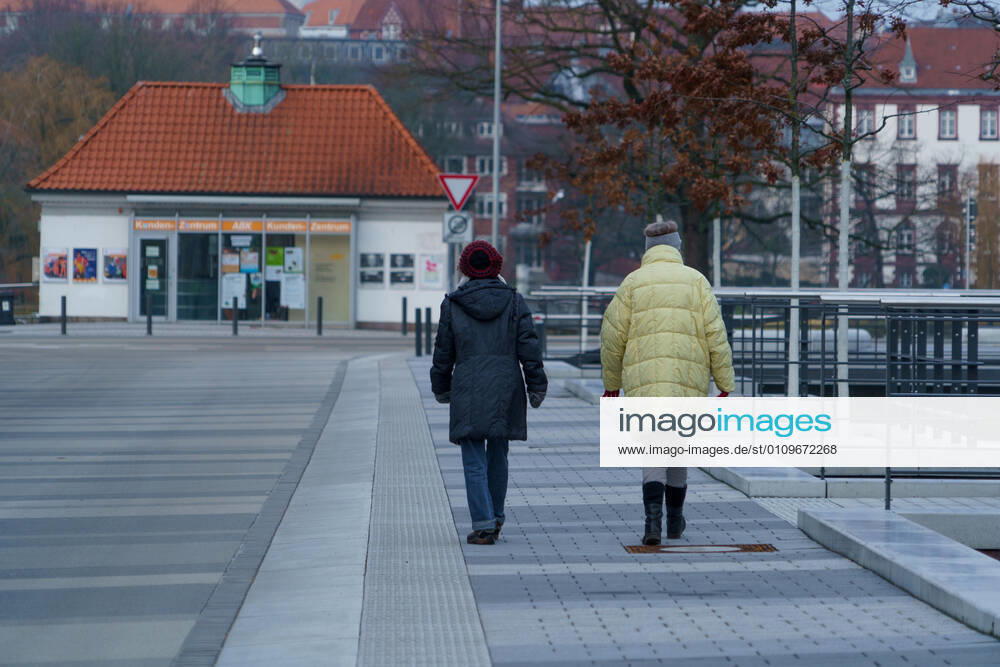 Kieler Innenstadt während des Corona-Lockdowns im Januar 2021 weitgehend leere Straßen -;Kieler Innenstadt während des Corona-Lockdowns im Januar 2021 weitgehend leere Straßen -, Kiel Schleswig-Holstein Deutschland Innenstadt
