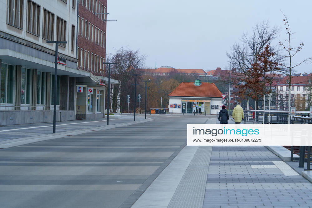 Kieler Innenstadt während des Corona-Lockdowns im Januar 2021 weitgehend leere Straßen -;Kieler Innenstadt während des Corona-Lockdowns im Januar 2021 weitgehend leere Straßen -, Kiel Schleswig-Holstein Deutschland Innenstadt