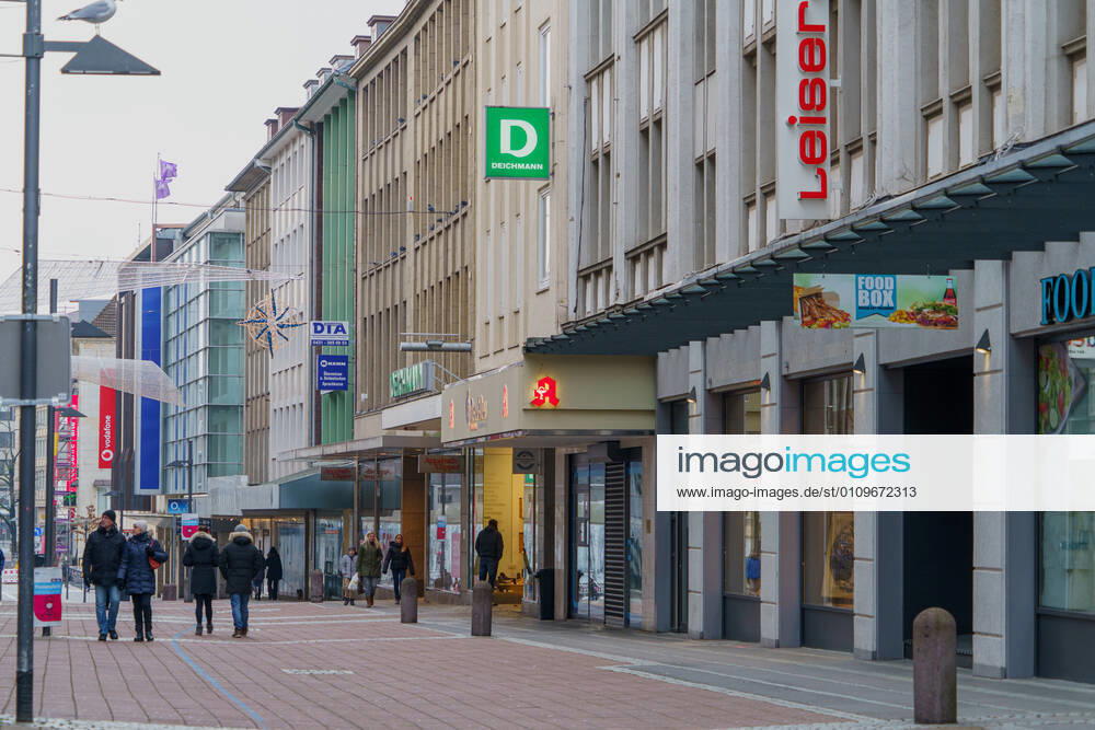 Kieler Innenstadt während des Corona-Lockdowns im Januar 2021 weitgehend leere Straßen -;Kieler Innenstadt während des Corona-Lockdowns im Januar 2021 weitgehend leere Straßen -, Kiel Schleswig-Holstein Deutschland Innenstadt