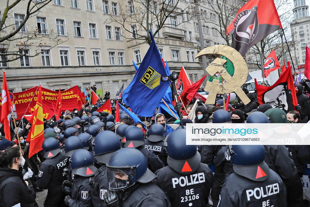 Luxemburg und Liebknecht Demonstration 10.1.2021 Polizei versammelt sich unter FDJ-Flagge und Hammer und Sichel in Gold Berlin Berlin GER