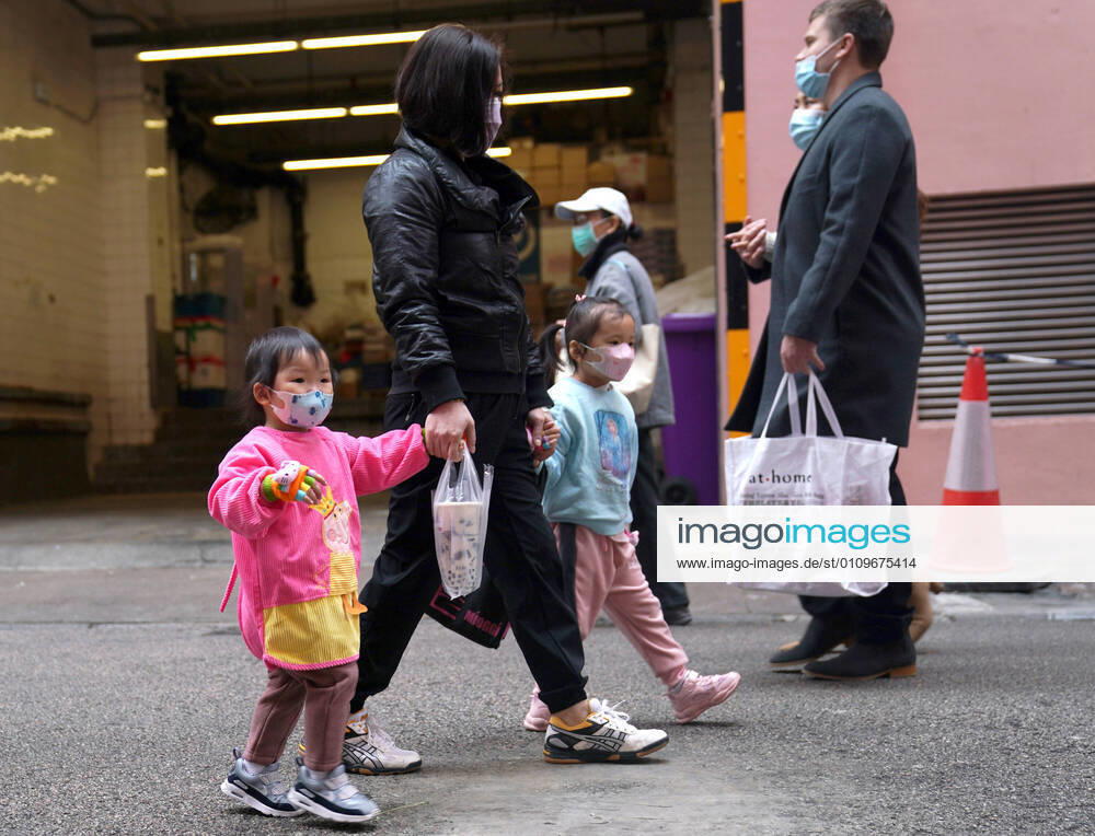 (210110) -- HONG KONG, Jan. 10, 2021 -- People wearing face masks walk on a street in south China s Hong Kong, Jan. 10, 2021. Hong Kong s Center for Health Protection (CHP) reported 31 additional confirmed cases of COVID-19 on Sunday, taking its total tally to 9,242. ) CHINA-HONG KONG-COVID-19-CASES LixGang
