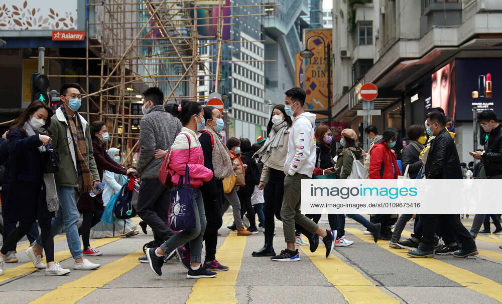 (210110) -- HONG KONG, Jan. 10, 2021 -- People wearing face masks walk on a street in south China s Hong Kong, Jan. 10, 2021. Hong Kong s Center for Health Protection (CHP) reported 31 additional confirmed cases of COVID-19 on Sunday, taking its total tally to 9,242. ) CHINA-HONG KONG-COVID-19-CASES LixGang
