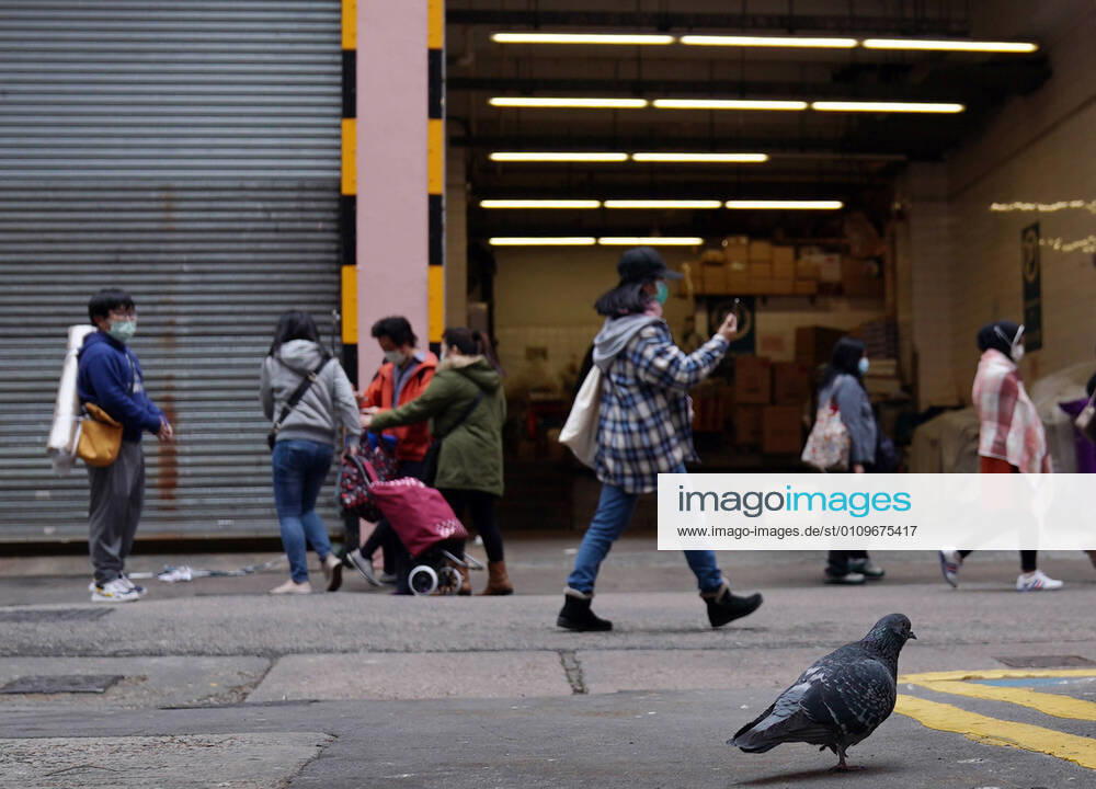 (210110) -- HONG KONG, Jan. 10, 2021 -- People wearing face masks walk on a street in south China s Hong Kong, Jan. 10, 2021. Hong Kong s Center for Health Protection (CHP) reported 31 additional confirmed cases of COVID-19 on Sunday, taking its total tally to 9,242. ) CHINA-HONG KONG-COVID-19-CASES LixGang