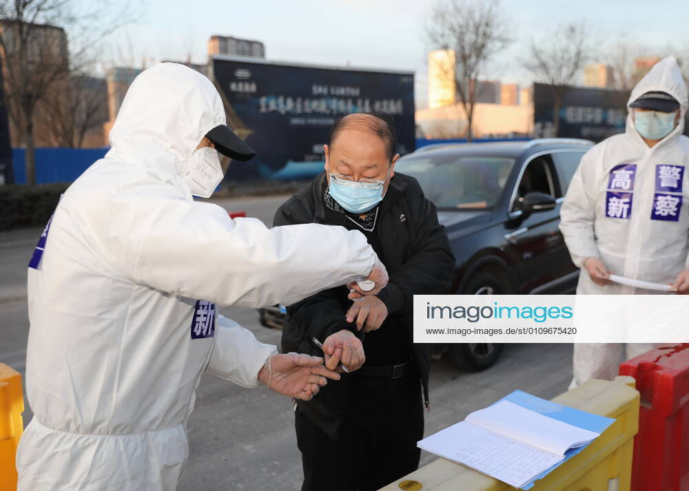 (210110) -- SHIJIAZHUANG, Jan. 10, 2021 -- Police officers stand guards on a street in Shijiazhuang, north China s Hebei Province, Jan. 10, 2021. In order to stop the spread of the epidemic, the police in Shijiazhuang stick to their posts on Sunday, the day marking the first Chinese People s Police Day. ) CHINA-HEBEI-SHIJIAZHUANG-POLICE DAY-COVID-19 (CN) YangxShiyao