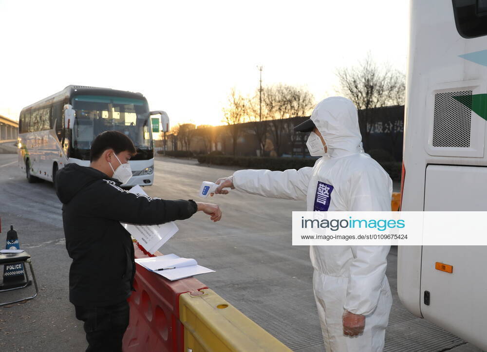 (210110) -- SHIJIAZHUANG, Jan. 10, 2021 -- Police officers stand guards on a street in Shijiazhuang, north China s Hebei Province, Jan. 10, 2021. In order to stop the spread of the epidemic, the police in Shijiazhuang stick to their posts on Sunday, the day marking the first Chinese People s Police Day. ) CHINA-HEBEI-SHIJIAZHUANG-POLICE DAY-COVID-19 (CN) YangxShiyao
