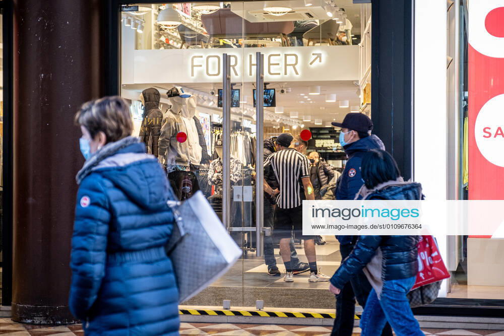 Milan - Covid-19 - Daily life in the center. Crowd people shopping and strolling Editorial Usage Only