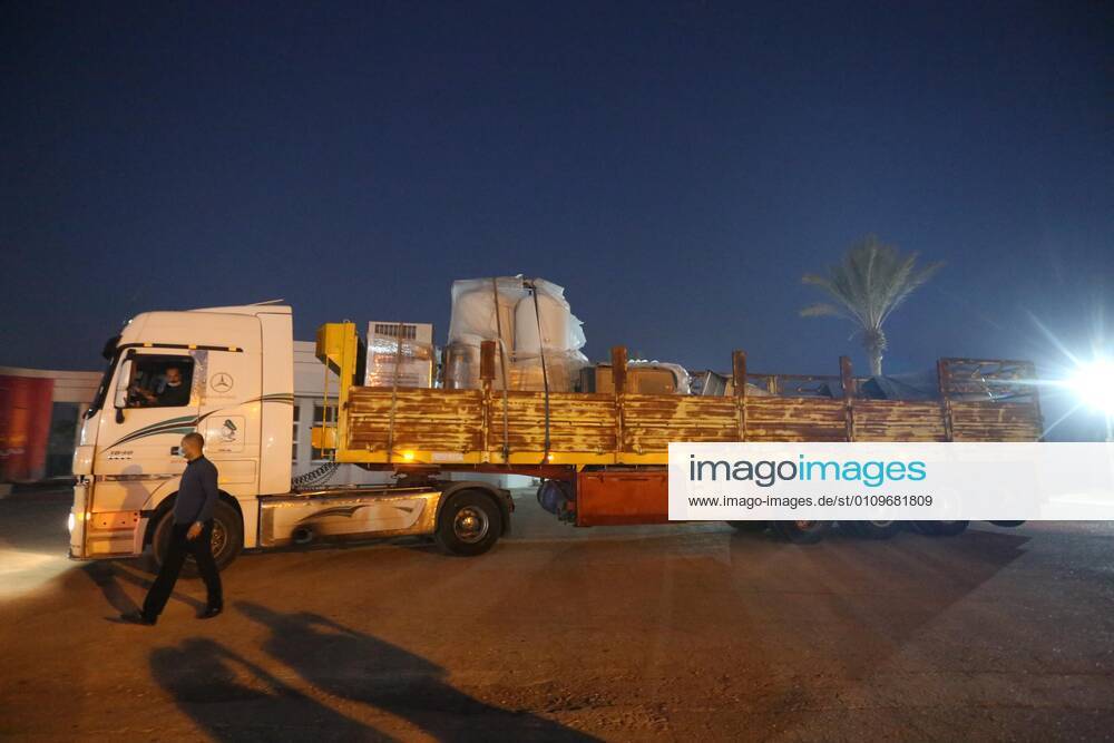 Rafah, Gaza Strip, Palestinian Territory: Palestinians receive medical aid from the United Arab Emirate, in Rafah border crossing in the southern of Gaza Strip, on January 10, 2021. The second shipment of Emirati medical aid arrived in the Gaza Strip this evening, which includes medical aid provided to the Ministry of Health in the Gaza Strip, to enhance health efforts in the face of the Corona pandemic, including an oxygen production plant with all its accessories, respirators and other medical equipment Rafah Palestinian Territory - ZUMAap3_ 20210110_zaf_ap3_094