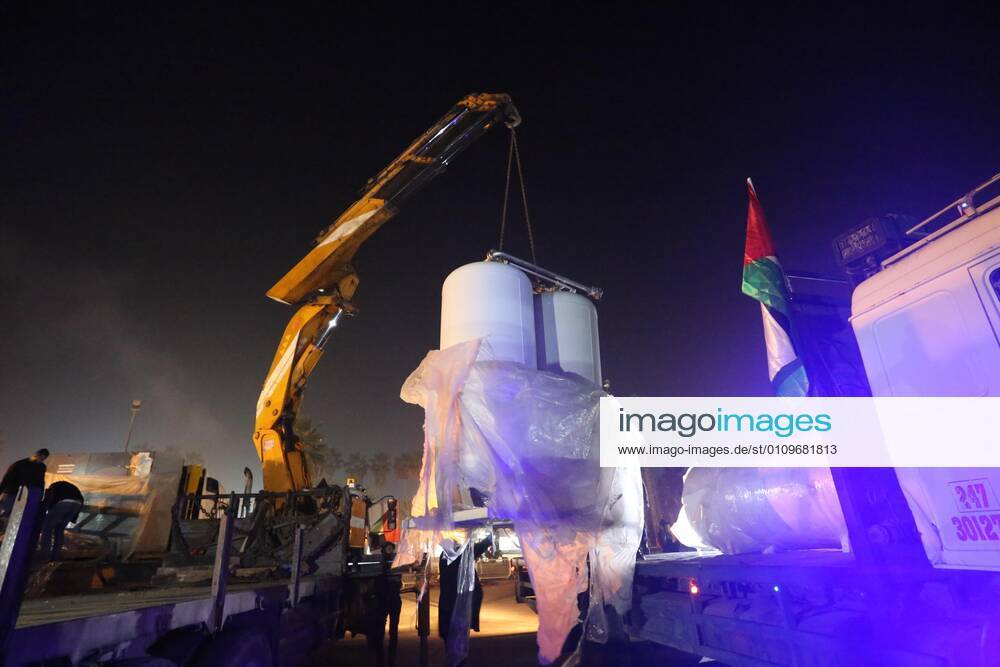 Rafah, Gaza Strip, Palestinian Territory: Palestinians receive medical aid from the United Arab Emirate, in Rafah border crossing in the southern of Gaza Strip, on January 10, 2021. The second shipment of Emirati medical aid arrived in the Gaza Strip this evening, which includes medical aid provided to the Ministry of Health in the Gaza Strip, to enhance health efforts in the face of the Corona pandemic, including an oxygen production plant with all its accessories, respirators and other medical equipment Rafah Palestinian Territory - ZUMAap3_ 20210110_zaf_ap3_098