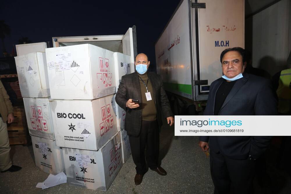 Rafah, Gaza Strip, Palestinian Territory: Palestinians receive medical aid from the United Arab Emirate, in Rafah border crossing in the southern of Gaza Strip, on January 10, 2021. The second shipment of Emirati medical aid arrived in the Gaza Strip this evening, which includes medical aid provided to the Ministry of Health in the Gaza Strip, to enhance health efforts in the face of the Corona pandemic, including an oxygen production plant with all its accessories, respirators and other medical equipment Rafah Palestinian Territory - ZUMAap3_ 20210110_zaf_ap3_100