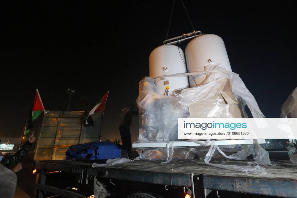 Rafah, Gaza Strip, Palestinian Territory: Palestinians receive medical aid from the United Arab Emirate, in Rafah border crossing in the southern of Gaza Strip, on January 10, 2021. The second shipment of Emirati medical aid arrived in the Gaza Strip this evening, which includes medical aid provided to the Ministry of Health in the Gaza Strip, to enhance health efforts in the face of the Corona pandemic, including an oxygen production plant with all its accessories, respirators and other medical equipment Rafah Palestinian Territory - ZUMAap3_ 20210110_zaf_ap3_107