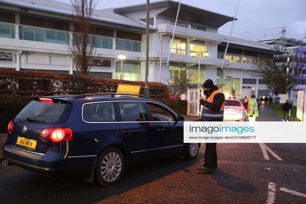 . 11 01 2021. Epsom, United Kingdom. The Covid 19 vaccination hub at the Epsom Racecourse in Surrey, as mass vaccinations start across the UK today . xStephenxLockx xi-Imagesx IIM-21977-0007