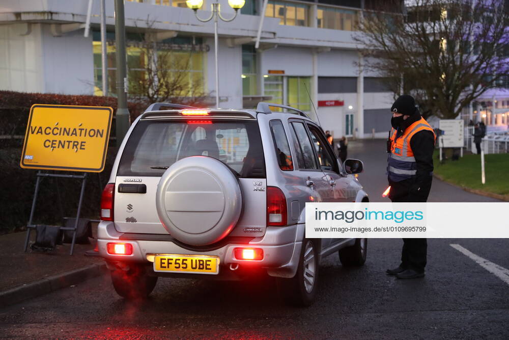 . 11 01 2021. Epsom, United Kingdom. The Covid 19 vaccination hub at the Epsom Racecourse in Surrey, as mass vaccinations start across the UK today . xStephenxLockx xi-Imagesx IIM-21977-0009