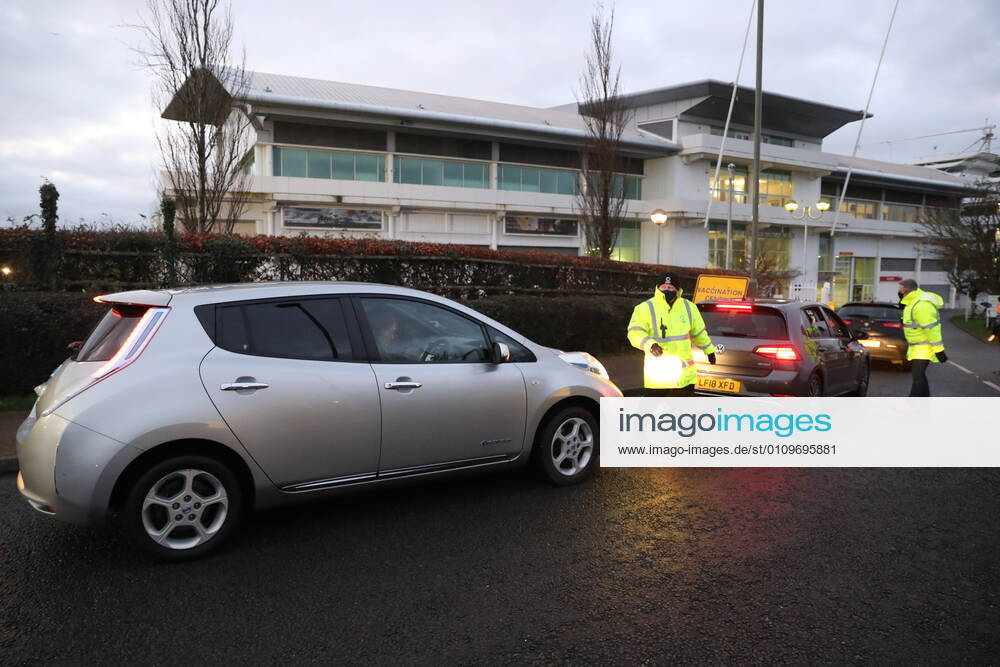 . 11 01 2021. Epsom, United Kingdom. The Covid 19 vaccination hub at the Epsom Racecourse in Surrey, as mass vaccinations start across the UK today . xStephenxLockx xi-Imagesx IIM-21977-0012