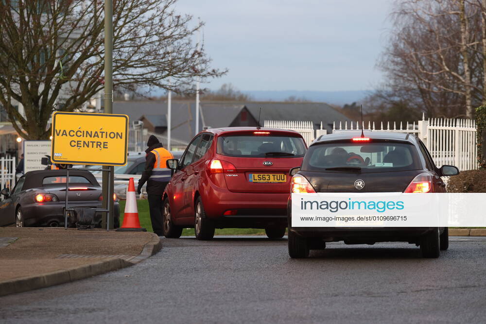 . 11 01 2021. Epsom, United Kingdom. The Covid 19 vaccination hub at the Epsom Racecourse in Surrey, as mass vaccinations start across the UK today . xStephenxLockx xi-Imagesx IIM-21977-0020