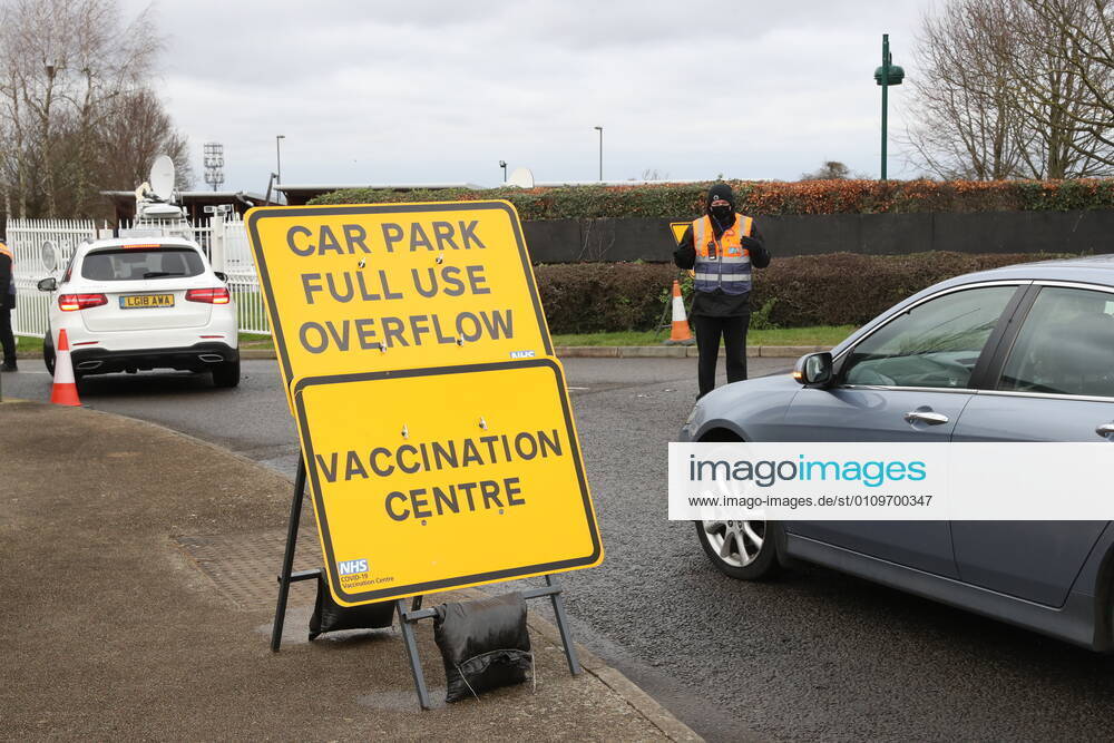. 11 01 2021. Epsom, United Kingdom. The Covid 19 vaccination hub at the Epsom Racecourse in Surrey, as mass vaccinations start across the UK today . xStephenxLockx xi-Imagesx IIM-21977-0037