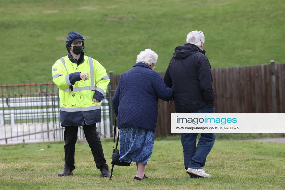 . 11 01 2021. Epsom, United Kingdom. The Covid 19 vaccination hub at the Epsom Racecourse in Surrey, as mass vaccinations start across the UK today . xStephenxLockx xi-Imagesx IIM-21977-0040