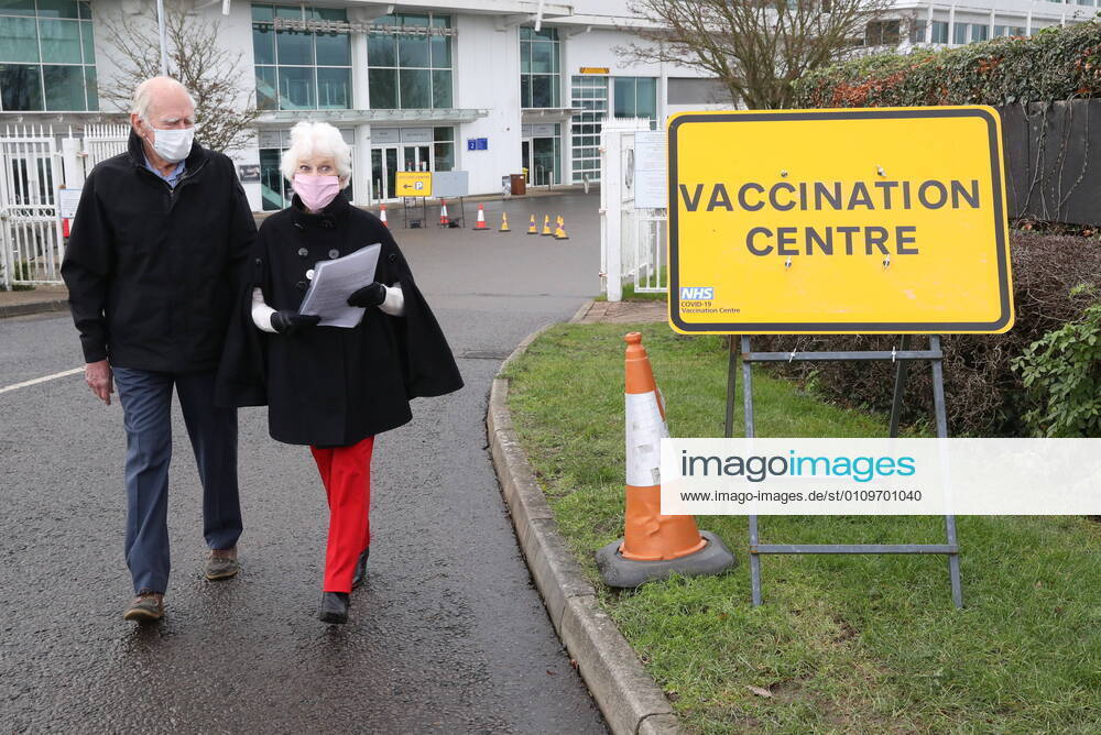 . 11 01 2021. Epsom, United Kingdom. The Covid 19 vaccination hub at the Epsom Racecourse in Surrey, as mass vaccinations start across the UK today . xStephenxLockx xi-Imagesx IIM-21977-0048