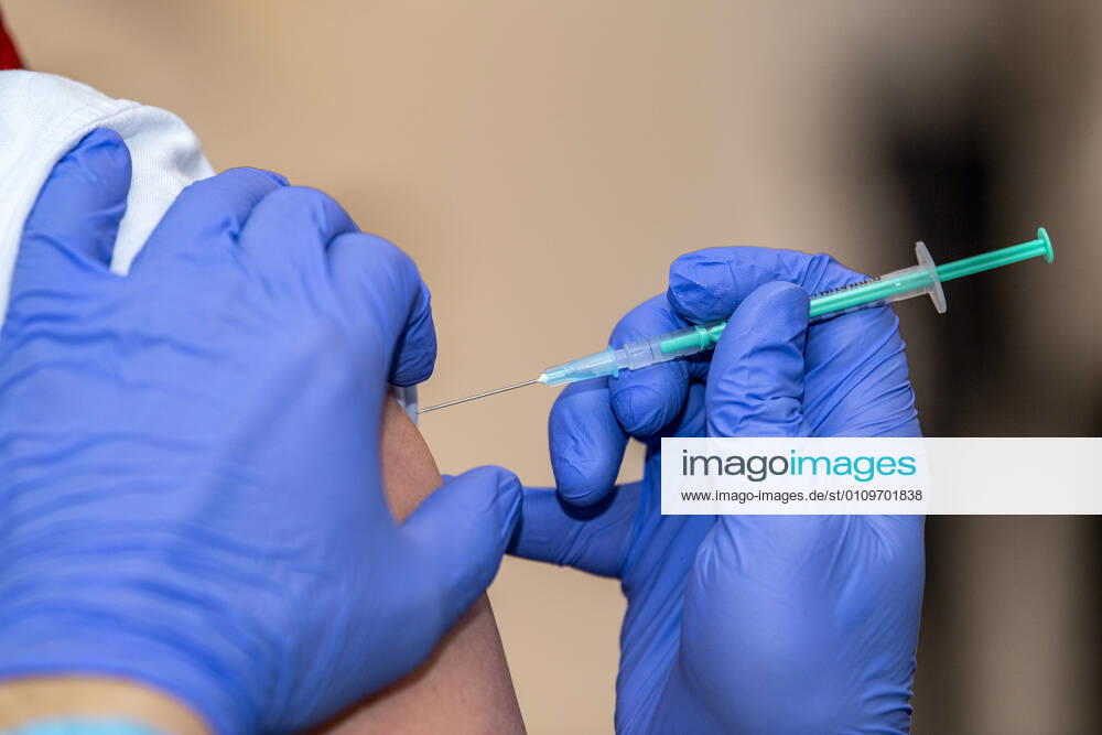 Corona-Schutzimpfung in einem Seniorenheim In einem Seniorenheim werden die Bewohner gegen eine Infektion mit dem Coronavirus geimpft. Für den Aufbau des Impfschutzes sind mit dem mRNA-Impfstoff von BioNTech zwei Impfungen im Abstand von 21 Tagen notwendig. Rietberg Nordrhein-Westfalen Deutschland