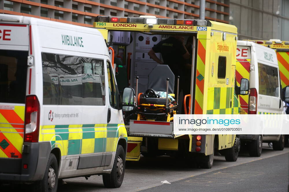 . 11 01 2021. London, United Kingdom. Lines of ambulances and patients arriving at the Royal London Hospital. The NHS is under severe pressure with the number of Covid cases rising. Royal London Hospital. Whitechapel. Thomasx xi-Imagesx IIM-21978-0008