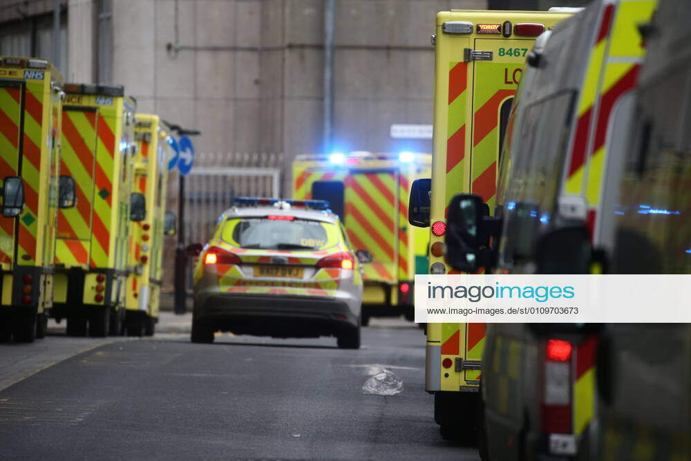 . 11 01 2021. London, United Kingdom. Lines of ambulances and patients arriving at the Royal London Hospital. The NHS is under severe pressure with the number of Covid cases rising. Royal London Hospital. Whitechapel. Thomasx xi-Imagesx IIM-21978-0012