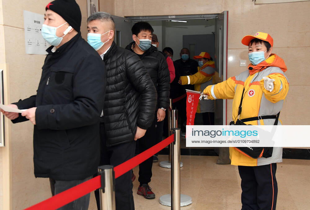 (210111) -- BEIJING, Jan. 11, 2021 -- A member of staff guides recipients for orderly inoculation with COVID-19 vaccines at a temporary inoculation site in Haidian District in Beijing, capital of China, Jan. 11, 2021. Over 1 million people in Beijing had received the first dose of COVID-19 vaccine as of 11 a.m. Monday, the municipal health commission said. TO GO WITH Over 1 mln get COVID-19 vaccine in Beijing ) CHINA-BEIJING-COVID-19 VACCINE-1 MILLION-INOCULATIONS (CN) RenxChao