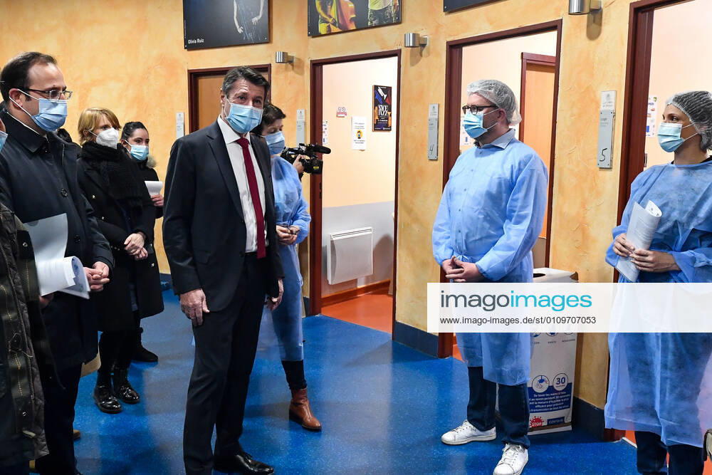 Christian Estrosi, Maire de Nice visite et inaugure le second centre de vaccination a Nice au Theatre de Verdure au 1, Promenade des Anglais a Nice. Les vaccination ont lieux dans les loges sous le mythique theatre de verdure, d inspiration grecque. Ce centre permettra a tous les habitants de beneficier d une consultation pre-vaccinale avant de se faire vacciner suivant un process strict. La Ville de Nice ouvrira au fur-et-a mesure des doses vaccinales recues et des categories de population ouvertes a la vaccination, deux autres centres qui seront situes au Palais des Expositions et au Palais Nikiaia. Ces lieux de vaccination permettront d atteindre l objectif de 50 000 vaccins par semaine. NEWS : Campagne de vaccination contre Covi