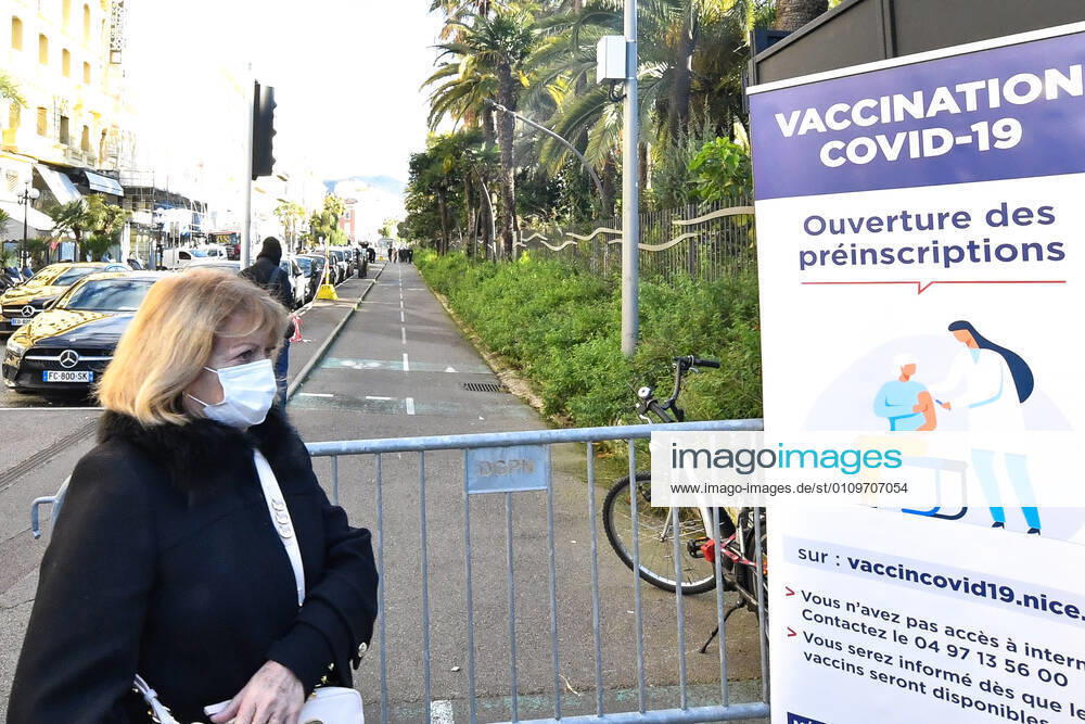 Christian Estrosi, Maire de Nice visite et inaugure le second centre de vaccination a Nice au Theatre de Verdure au 1, Promenade des Anglais a Nice. Les vaccination ont lieux dans les loges sous le mythique theatre de verdure, d inspiration grecque. Ce centre permettra a tous les habitants de beneficier d une consultation pre-vaccinale avant de se faire vacciner suivant un process strict. La Ville de Nice ouvrira au fur-et-a mesure des doses vaccinales reues et des categories de population ouvertes a la vaccination, deux autres centres qui seront situes au Palais des Expositions et au Palais Nikiaia. Ces lieux de vaccination permettront d atteindre l objectif de 50 000 vaccins par semaine. NEWS : Campagne de vaccination contre Covid