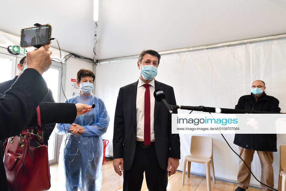 Christian Estrosi, Maire de Nice visite et inaugure le second centre de vaccination a Nice au Theatre de Verdure au 1, Promenade des Anglais a Nice. Les vaccination ont lieux dans les loges sous le mythique theatre de verdure, d inspiration grecque. Ce centre permettra a tous les habitants de beneficier d une consultation pre-vaccinale avant de se faire vacciner suivant un process strict. La Ville de Nice ouvrira au fur-et-a mesure des doses vaccinales recues et des categories de population ouvertes a la vaccination, deux autres centres qui seront situes au Palais des Expositions et au Palais Nikiaia. Ces lieux de vaccination permettront d atteindre l objectif de 50 000 vaccins par semaine. NEWS : Campagne de vaccination contre Covi