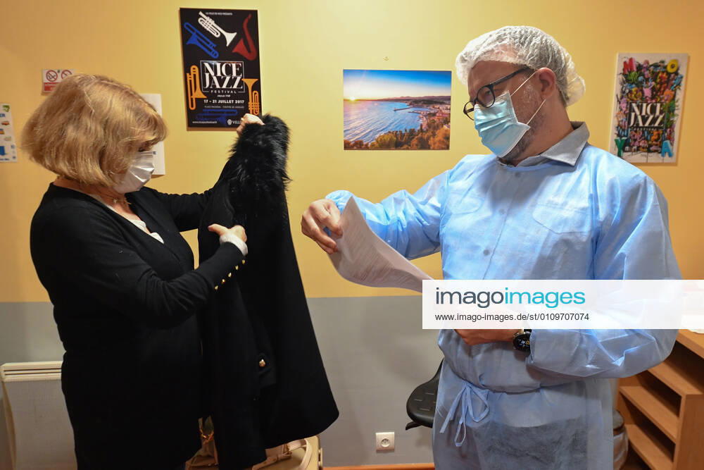 Christian Estrosi, Maire de Nice visite et inaugure le second centre de vaccination a Nice au Theatre de Verdure au 1, Promenade des Anglais a Nice. Les vaccination ont lieux dans les loges sous le mythique theatre de verdure, d inspiration grecque. Ce centre permettra a tous les habitants de beneficier d une consultation pre-vaccinale avant de se faire vacciner suivant un process strict. La Ville de Nice ouvrira au fur-et-a mesure des doses vaccinales recues et des categories de population ouvertes a la vaccination, deux autres centres qui seront situes au Palais des Expositions et au Palais Nikiaia. Ces lieux de vaccination permettront d atteindre l objectif de 50 000 vaccins par semaine. NEWS : Campagne de vaccination contre Covi