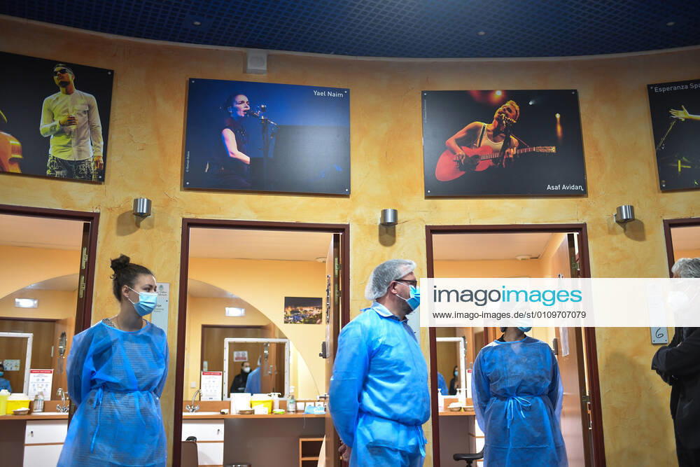 Christian Estrosi, Maire de Nice visite et inaugure le second centre de vaccination a Nice au Theatre de Verdure au 1, Promenade des Anglais a Nice. Les vaccination ont lieux dans les loges sous le mythique theatre de verdure, d inspiration grecque. Ce centre permettra a tous les habitants de beneficier d une consultation pre-vaccinale avant de se faire vacciner suivant un process strict. La Ville de Nice ouvrira au fur-et-a mesure des doses vaccinales recues et des categories de population ouvertes a la vaccination, deux autres centres qui seront situes au Palais des Expositions et au Palais Nikiaia. Ces lieux de vaccination permettront d atteindre l objectif de 50 000 vaccins par semaine. NEWS : Campagne de vaccination contre Covi