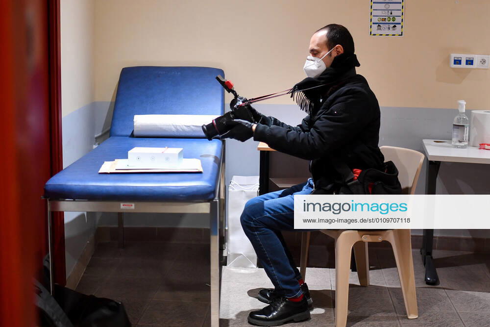 Christian Estrosi, Maire de Nice visite et inaugure le second centre de vaccination a Nice au Theatre de Verdure au 1, Promenade des Anglais a Nice. Les vaccination ont lieux dans les loges sous le mythique theatre de verdure, d inspiration grecque. Ce centre permettra a tous les habitants de beneficier d une consultation pre-vaccinale avant de se faire vacciner suivant un process strict. La Ville de Nice ouvrira au fur-et-a mesure des doses vaccinales recues et des categories de population ouvertes a la vaccination, deux autres centres qui seront situes au Palais des Expositions et au Palais Nikiaia. Ces lieux de vaccination permettront d atteindre l objectif de 50 000 vaccins par semaine. NEWS : Campagne de vaccination contre Covi
