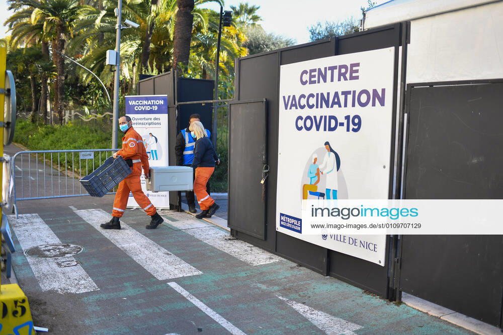 Christian Estrosi, Maire de Nice visite et inaugure le second centre de vaccination a Nice au Theatre de Verdure au 1, Promenade des Anglais a Nice. Les vaccination ont lieux dans les loges sous le mythique theatre de verdure, d inspiration grecque. Ce centre permettra a tous les habitants de beneficier d une consultation pre-vaccinale avant de se faire vacciner suivant un process strict. La Ville de Nice ouvrira au fur-et-a mesure des doses vaccinales recues et des categories de population ouvertes a la vaccination, deux autres centres qui seront situes au Palais des Expositions et au Palais Nikiaia. Ces lieux de vaccination permettront d atteindre l objectif de 50 000 vaccins par semaine. NEWS : Campagne de vaccination contre Covi