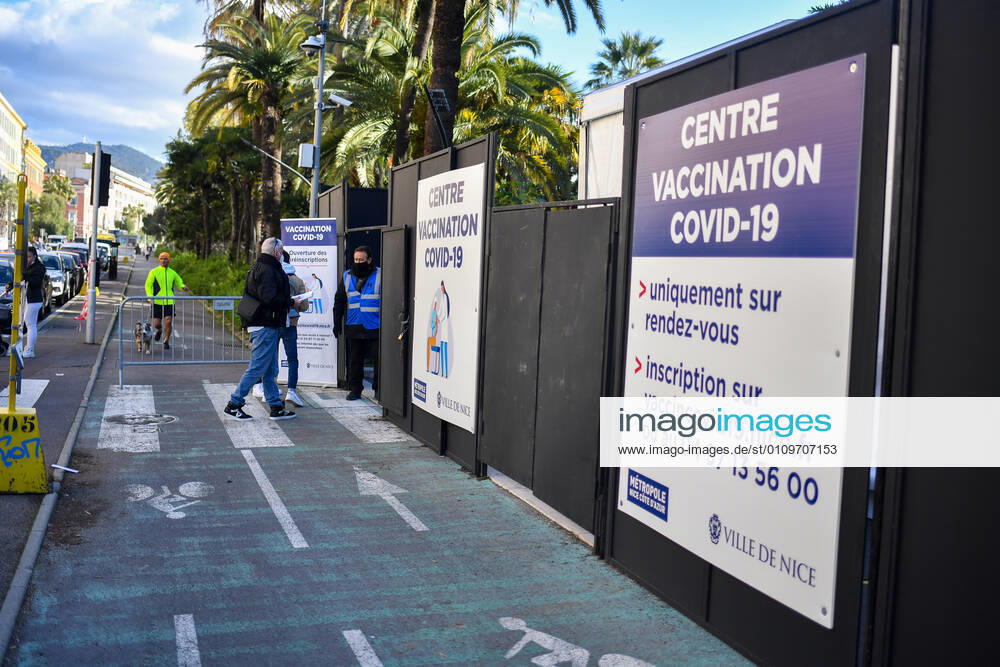 Christian Estrosi, Maire de Nice visite et inaugure le second centre de vaccination a Nice au Theatre de Verdure au 1, Promenade des Anglais a Nice. Les vaccination ont lieux dans les loges sous le mythique theatre de verdure, d inspiration grecque. Ce centre permettra a tous les habitants de beneficier d une consultation pre-vaccinale avant de se faire vacciner suivant un process strict. La Ville de Nice ouvrira au fur-et-a mesure des doses vaccinales recues et des categories de population ouvertes a la vaccination, deux autres centres qui seront situes au Palais des Expositions et au Palais Nikiaia. Ces lieux de vaccination permettront d atteindre l objectif de 50 000 vaccins par semaine. NEWS : Campagne de vaccination contre Covi