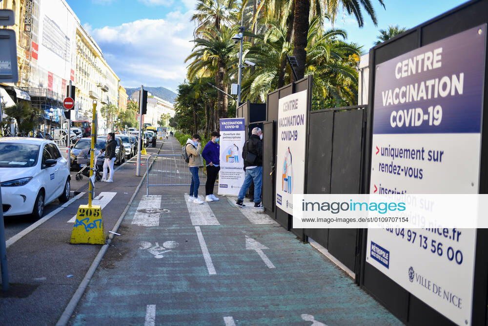 Christian Estrosi, Maire de Nice visite et inaugure le second centre de vaccination a Nice au Theatre de Verdure au 1, Promenade des Anglais a Nice. Les vaccination ont lieux dans les loges sous le mythique theatre de verdure, d inspiration grecque. Ce centre permettra a tous les habitants de beneficier d une consultation pre-vaccinale avant de se faire vacciner suivant un process strict. La Ville de Nice ouvrira au fur-et-a mesure des doses vaccinales recues et des categories de population ouvertes a la vaccination, deux autres centres qui seront situes au Palais des Expositions et au Palais Nikiaia. Ces lieux de vaccination permettront d atteindre l objectif de 50 000 vaccins par semaine. NEWS : Campagne de vaccination contre Covi