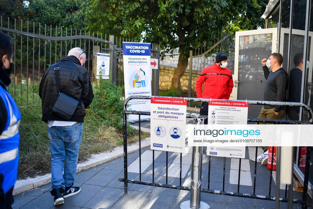 Christian Estrosi, Maire de Nice visite et inaugure le second centre de vaccination a Nice au Theatre de Verdure au 1, Promenade des Anglais a Nice. Les vaccination ont lieux dans les loges sous le mythique theatre de verdure, d inspiration grecque. Ce centre permettra a tous les habitants de beneficier d une consultation pre-vaccinale avant de se faire vacciner suivant un process strict. La Ville de Nice ouvrira au fur-et-a mesure des doses vaccinales recues et des categories de population ouvertes a la vaccination, deux autres centres qui seront situes au Palais des Expositions et au Palais Nikiaia. Ces lieux de vaccination permettront d atteindre l objectif de 50 000 vaccins par semaine. NEWS : Campagne de vaccination contre Covi