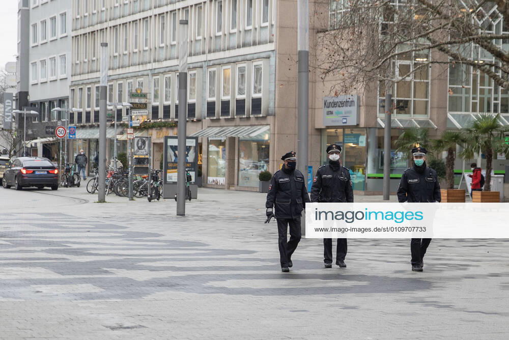 Niedersachsen, Hannover, Corona-Shutdown bis zum 31.Januar 2021 verlängert, geschlossene Geschäfte in der Innenstadt, leere City, Polizei kontrolliert die Maskenpflicht und die Einhaltung der Kontaktbeschränkungen,