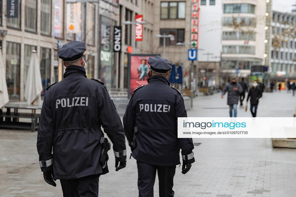 Niedersachsen, Hannover, Corona-Shutdown bis zum 31.Januar 2021 verlängert, geschlossene Geschäfte in der Innenstadt, leere City, Polizei kontrolliert die Maskenpflicht und die Einhaltung der Kontaktbeschränkungen,