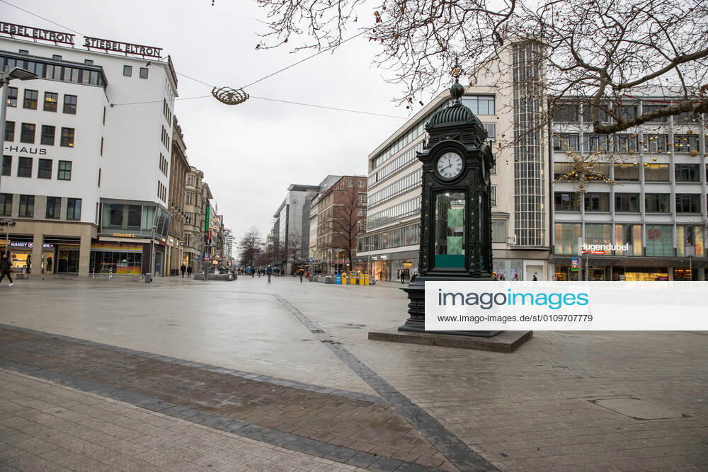 Niedersachsen, Hannover, Corona-Shutdown bis zum 31.Januar 2021 verlängert, geschlossene Geschäfte in der Innenstadt, leere City, Menschenleere Innenstadt wie hier am Kröpcke, ,
