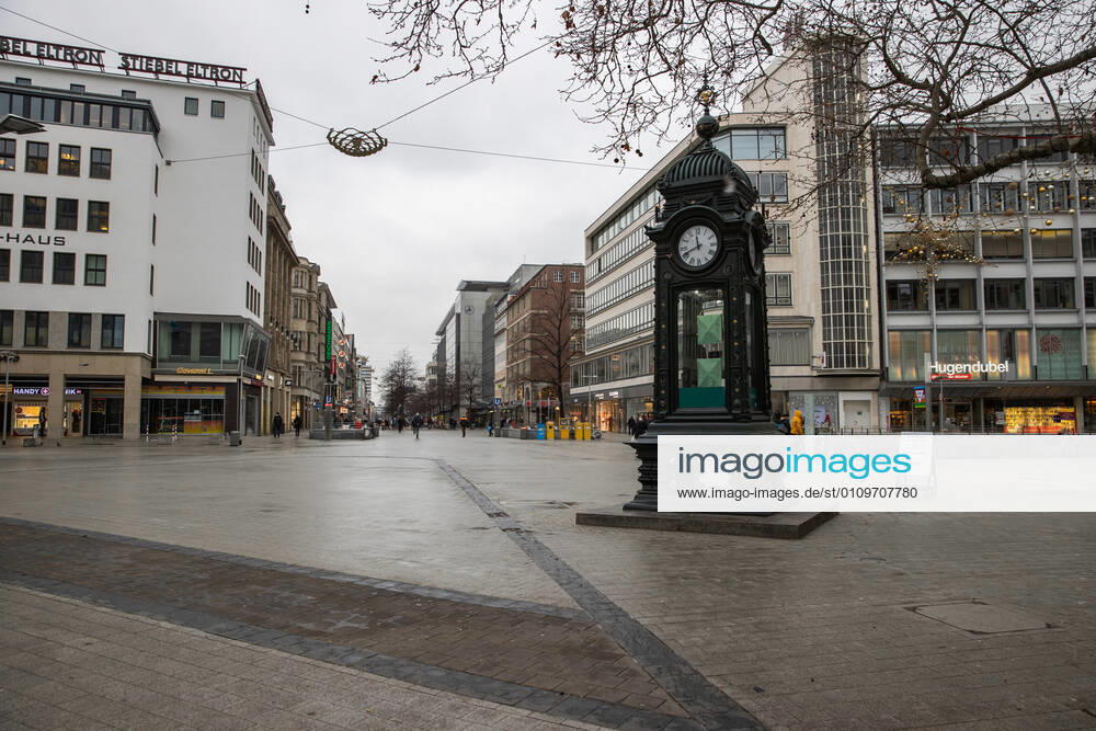 Niedersachsen, Hannover, Corona-Shutdown bis zum 31.Januar 2021 verlängert, geschlossene Geschäfte in der Innenstadt, leere City, Menschenleere Innenstadt wie hier am Kröpcke, ,