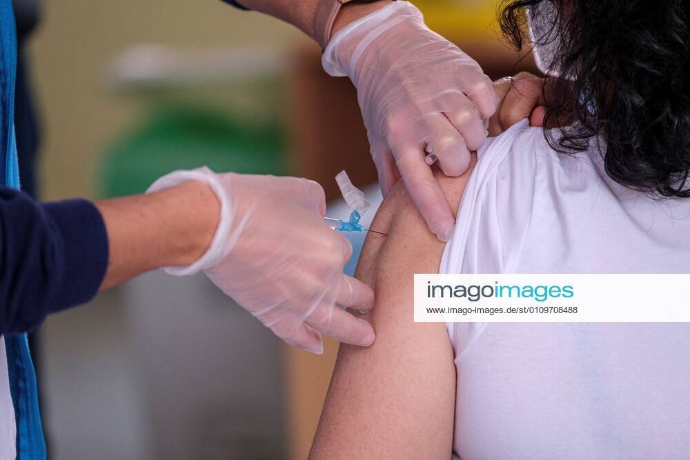 A health worker is vaccinated against the Covid-19 at Escaleritas public health center in Las Palmas de Gran Canaria city in the Canary islands, Spain, 11 January 2021. Gran Canaria s provincial department of Health started on 11 January the administration of the first doses of the Covid-19 vaccine to health professionals working in the front line against the pandemic. Beggining of the vaccination to the sanitary personnel in the Canary islands !ACHTUNG: NUR REDAKTIONELLE NUTZUNG!
