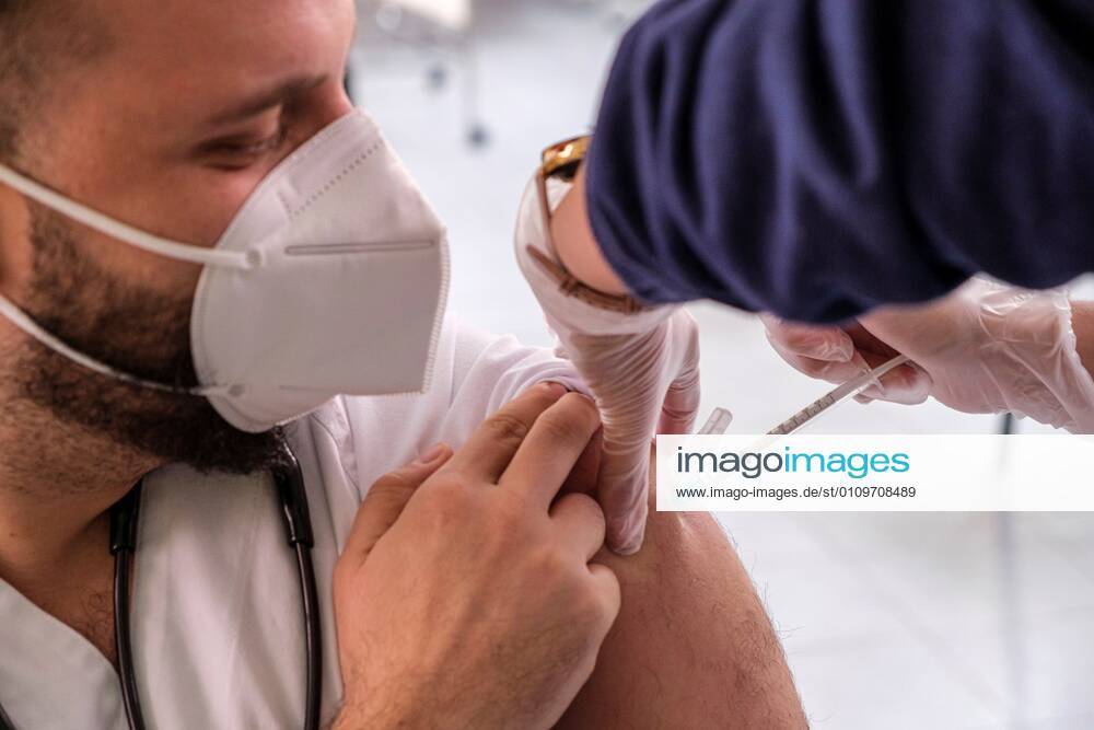 A health worker is vaccinated against the Covid-19 at Escaleritas public health center in Las Palmas de Gran Canaria city in the Canary islands, Spain, 11 January 2021. Gran Canaria s provincial department of Health started on 11 January the administration of the first doses of the Covid-19 vaccine to health professionals working in the front line against the pandemic. Beggining of the vaccination to the sanitary personnel in the Canary islands !ACHTUNG: NUR REDAKTIONELLE NUTZUNG!