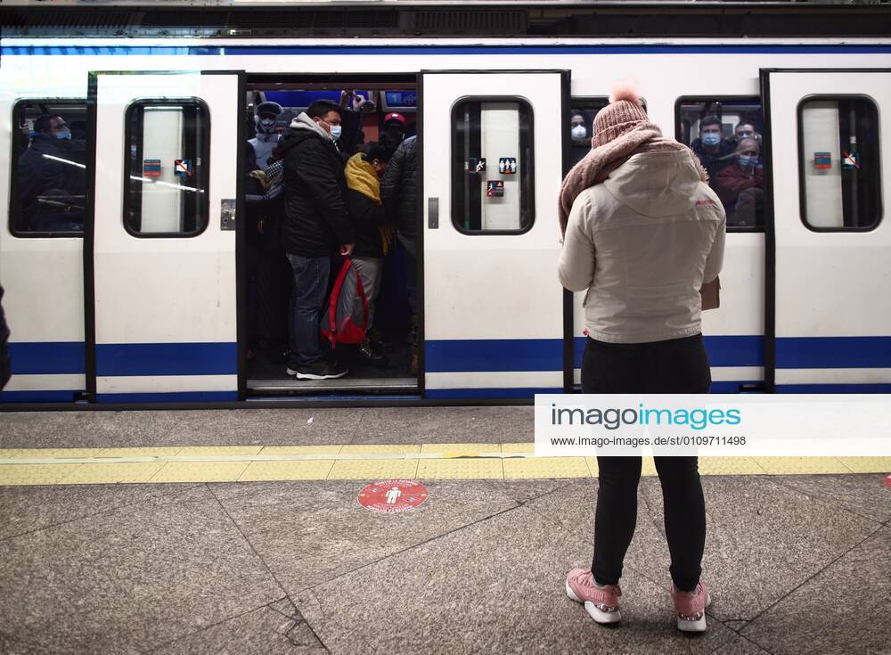 A crowded Metro train, in Madrid (Spain), on 11 January 2021. Yesterday, Adif re-established circulation, which was interrupted by the intense snow storm caused by the Filomena storm, at various points in the network to and from Madrid. Thus, the traffic between Puerta de Atocha and Seville Malaga, between Puerta de Atocha and Levante and between Puerta de Atocha and Leon has been restored. Likewise, traffic on the High Speed corridors to the south, Levante and Valladolid has been re-established, as has commercial service between Puerta de Atocha and Toledo. Yesterday, suburban lines C2 (Guadalajara Atocha Chamartin), C3 (Chamartin-Aranjuez) and C3A (El Escorial-Aranjuez), and C5 (Mostoles-El Soto Atocha Villaverde Alto) were