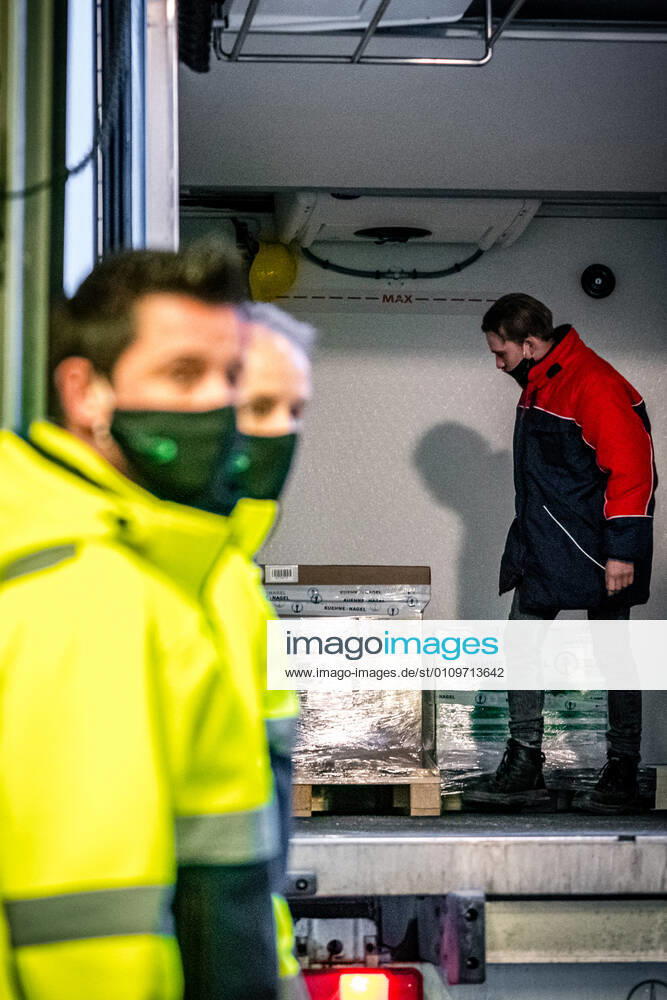 OSS - Het Amerikaanse bedrijf Moderna heeft de eerste partij coronavaccins geleverd aan Nederland. De lading werd met een vrachtwagen bezorgd bij het bedrijf Movianto in Oss. Het is na het vaccin van BioNTech Pfizer het tweede vaccin dat in de EU is goedgekeurd om te worden ingezet tegen het coronavirus. ANP ROB ENGELAAR