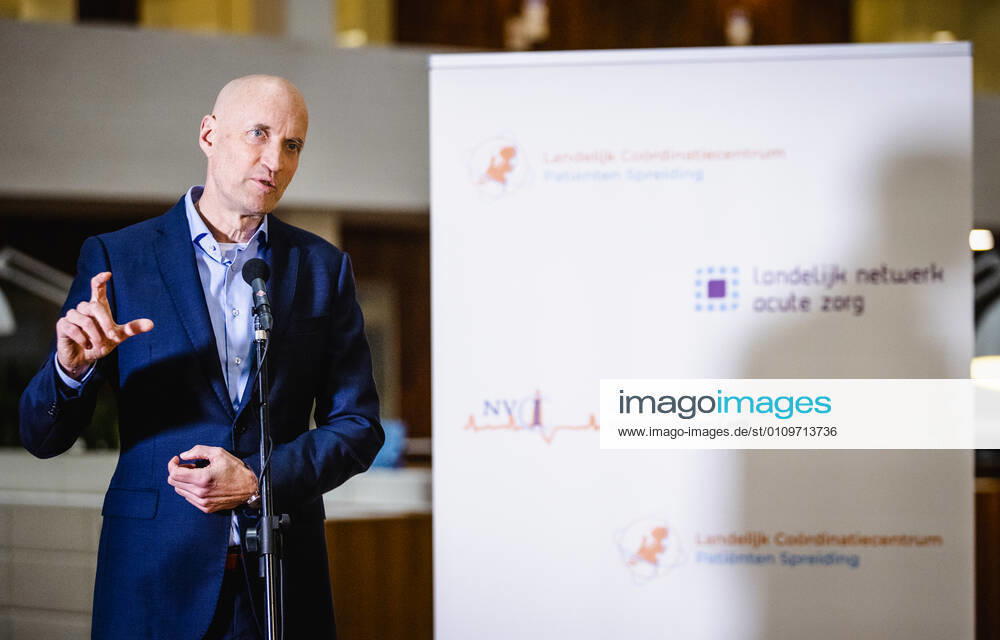 ROTTERDAM - Ernst Kuipers, voorzitter van het Landelijk Netwerk Acute Zorg, staat vanuit het universitair ziekenhuis Erasmus MC de pers te woord over de huidige stand van zaken op de intensive cares en verpleegafdelingen. ANP SEM VAN DER WAL