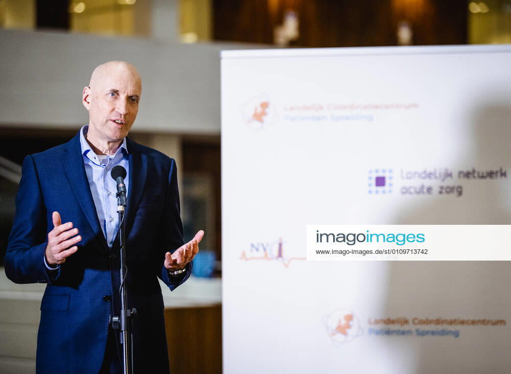 ROTTERDAM - Ernst Kuipers, voorzitter van het Landelijk Netwerk Acute Zorg, staat vanuit het universitair ziekenhuis Erasmus MC de pers te woord over de huidige stand van zaken op de intensive cares en verpleegafdelingen. ANP SEM VAN DER WAL
