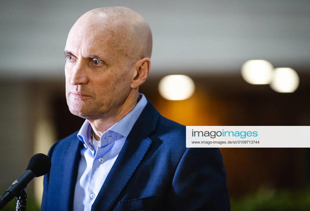 ROTTERDAM - Ernst Kuipers, voorzitter van het Landelijk Netwerk Acute Zorg, staat vanuit het universitair ziekenhuis Erasmus MC de pers te woord over de huidige stand van zaken op de intensive cares en verpleegafdelingen. ANP SEM VAN DER WAL